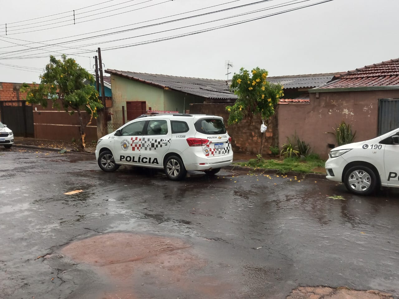Polícia no local do crime nesta manhã de sexta-feira (14)